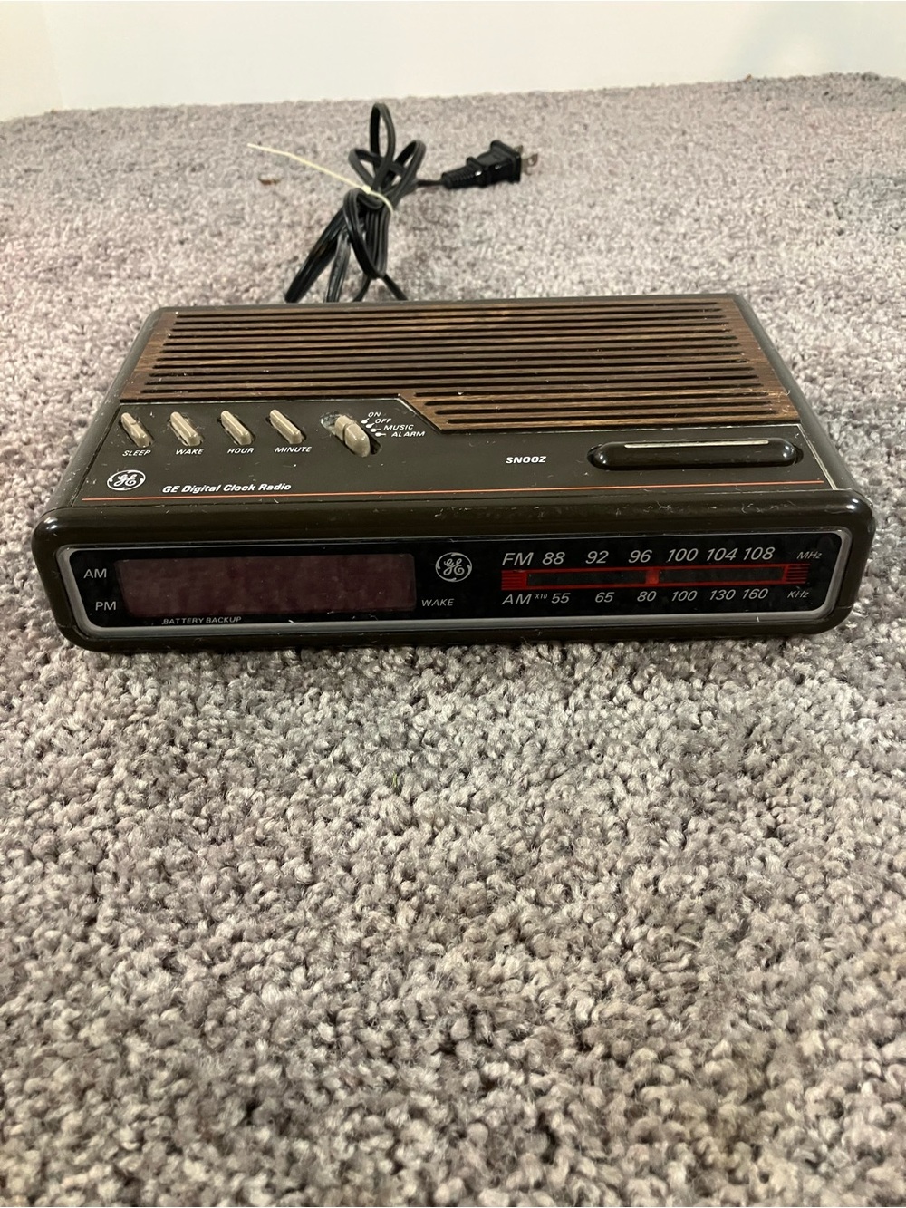GE General Electric Digital Clock AM/FM Radio Woodgrain Model: 7-4612B Works!